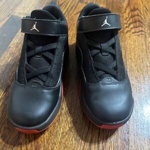 Nike  Jordan Max Aura 2 -Youth/Kids  US 2Y- Black / Gym Red (Style CN8095-060)
